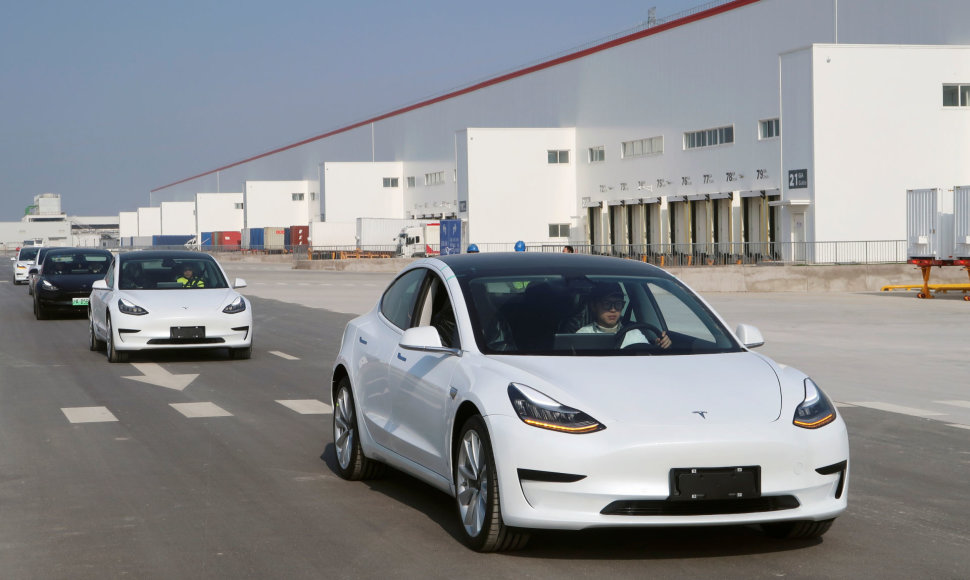 „Tesla“ perdavė darbuotojams pirmuosius Šanchajaus gamykloje pagamintus elektromobilius
