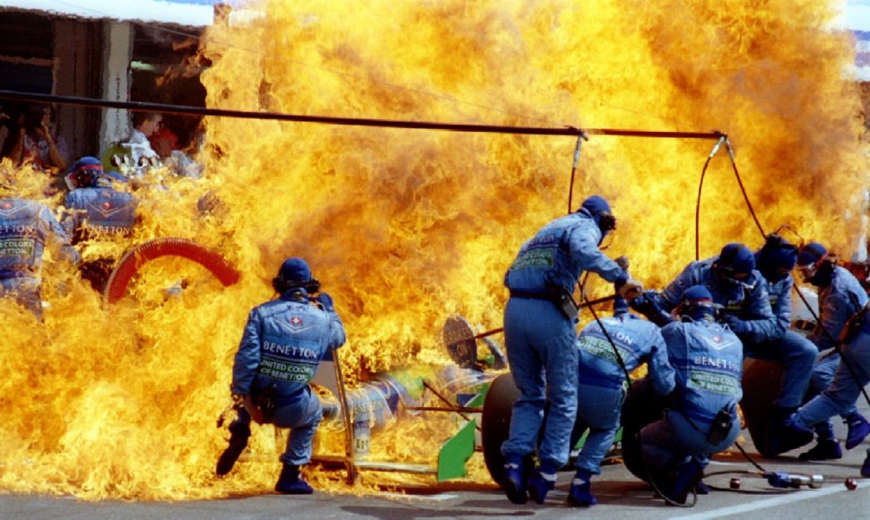 Joso Verstappeno automobilio gaisras F1 trasoje degalų papildymo metu