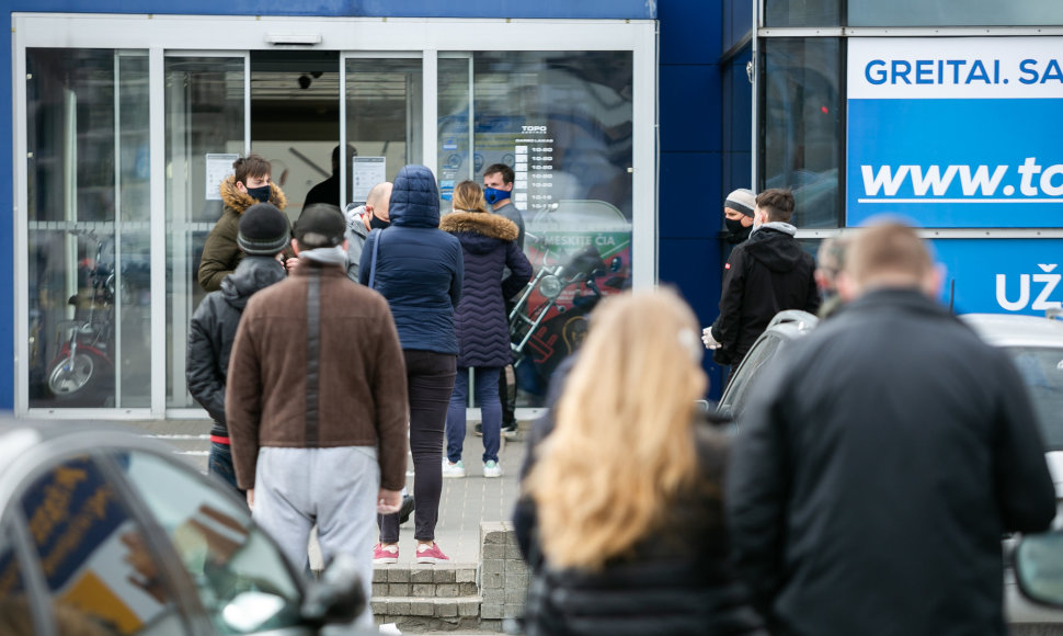 „Topo centro“ pirkėjai laukiantys eilėje