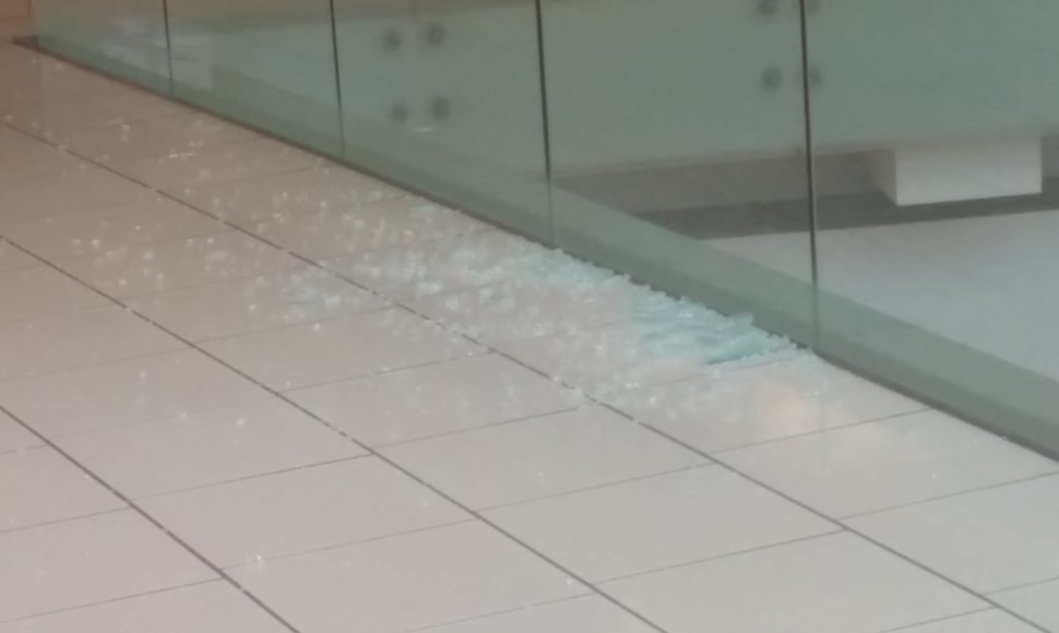 Prekybos centre „Europa“ sudužo stiklo konstrukcija, sumontuota prie laiptų turėklo.