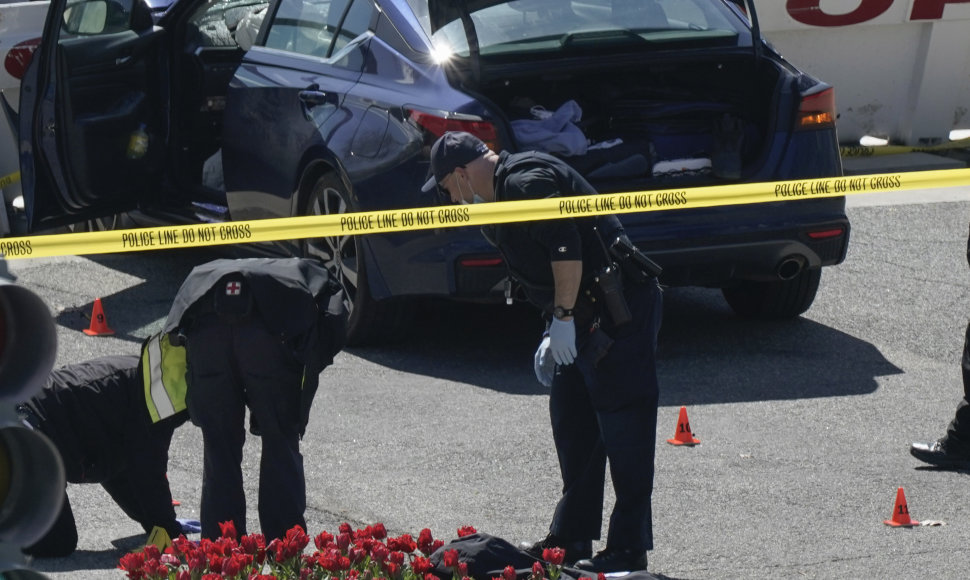 Neramumai JAV: į Kapitolijaus barikadas rėžėsi automobilis, sužeisti du pareigūnai, vairuotojas – pašautas