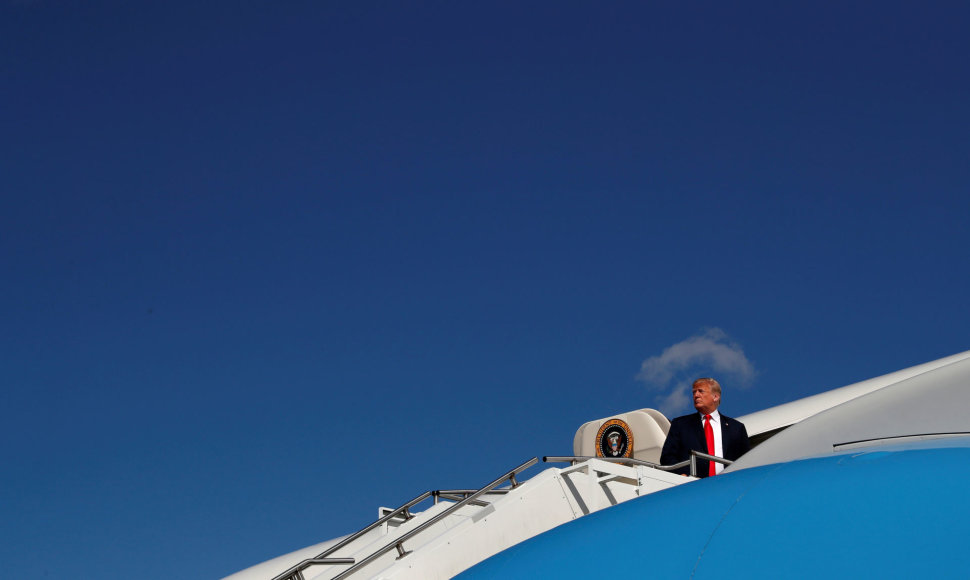 Naujasis Džersis, 2018 rugpjūčio 4 d. JAV prezidentas Donaldas Trumpas lipa į  lėktuvą, ketindamas vykti į Ohajo valstiją