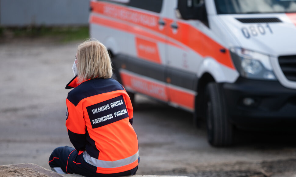 Vilniuje nuvirtęs kranas prispaudė žmogų