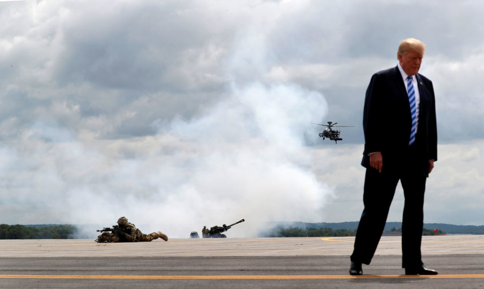 JAV prezidentas Donaldas Trumpas per parodomuosius JAV kariuomenės veiksmus Niujorke