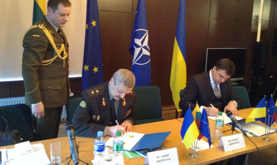 Kijeve pasirašytas Lietuvos ir Ukrainos dvišalio karinio bendradarbiavimo planas 2015 metams