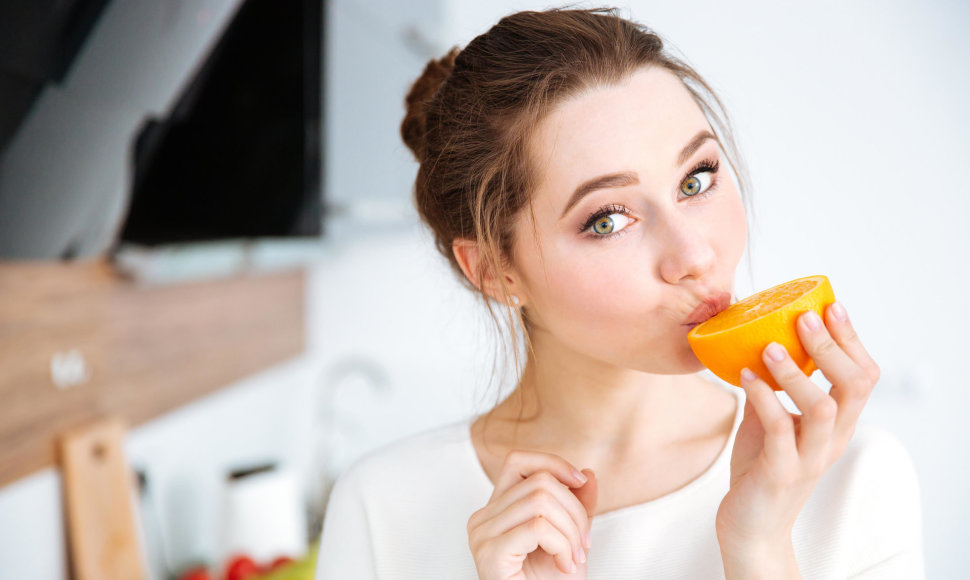 Mergina valgo apelsiną