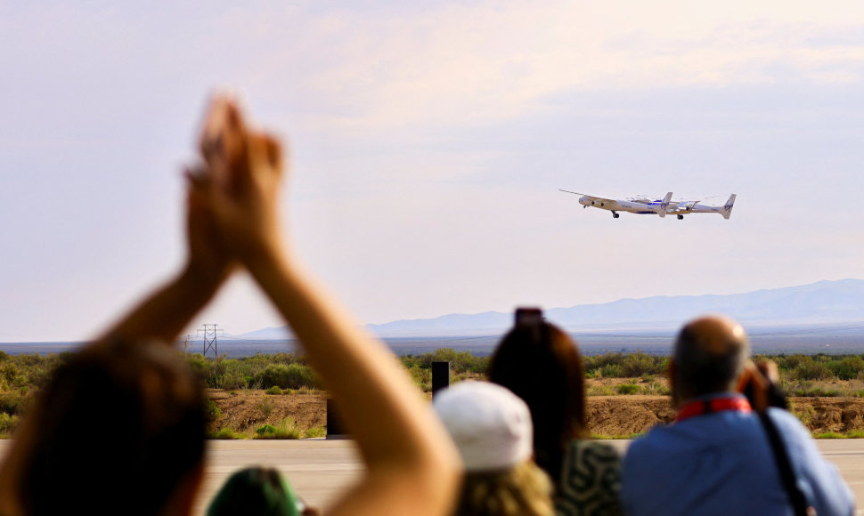 „Virgin Galactic“ pradėjo pirmuosius komercinius skrydžius į kosmosą