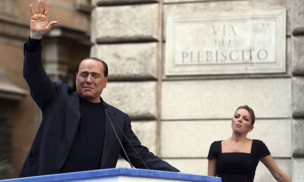 Nors politinė sėkmė nuo keturis kartus premjeru tapusio S.Berlusconi, regis, nusisuko, jo santykiai su 28-erių Francesca Pascale sulaukia dar daugiau Italijos žiniasklaidos, sukrovusios turtus 77-ių politikui, dėmesio.