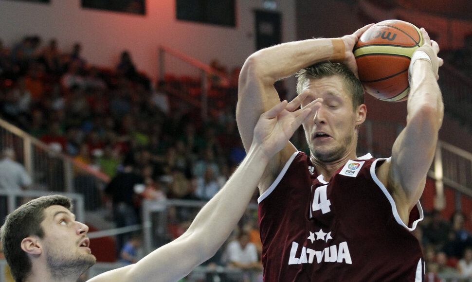 Kasparas Berzinis (dešinėje)