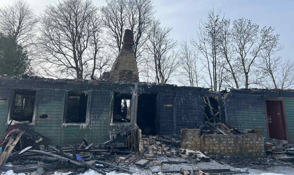Ties Darbėnais sudegė gyvenamasis namas