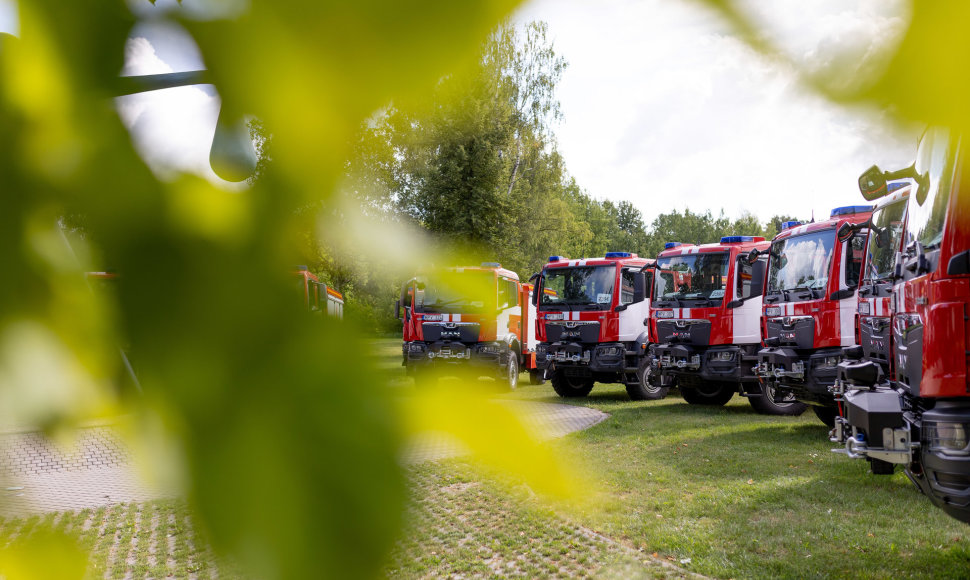 Priešgaisrinės apsaugos ir gelbėjimo departamentas pristatė 20 naujų vidutinės klasės automobilinių cisternų.