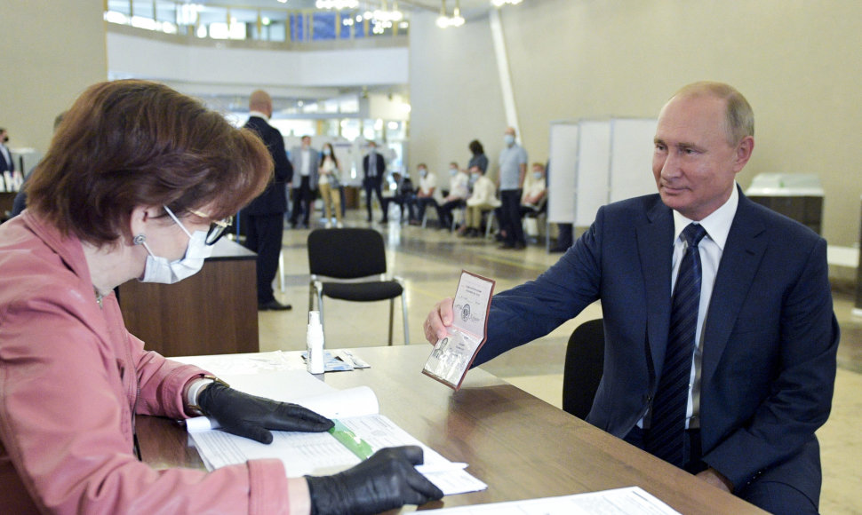 V.Putinas balsavo referendume