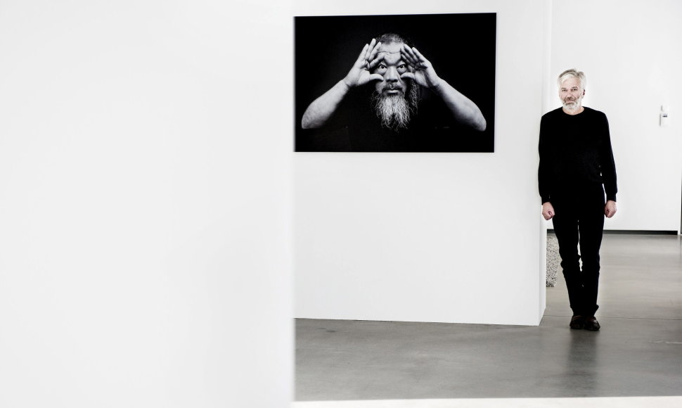 Jensas Faurschou stovi prie Ai Weiwei nuotraukos