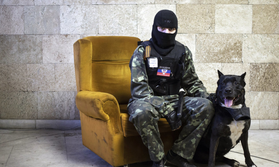 Separatistų smogikų šuo Donecko srities administracijoje