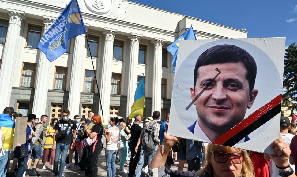 Protestuotoja laiko Volodymyro Zelenskio nuotrauką