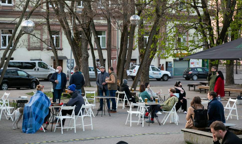 Pirmadienio vakarą žmonės būriavosi lauko kavinėse Vilniuje