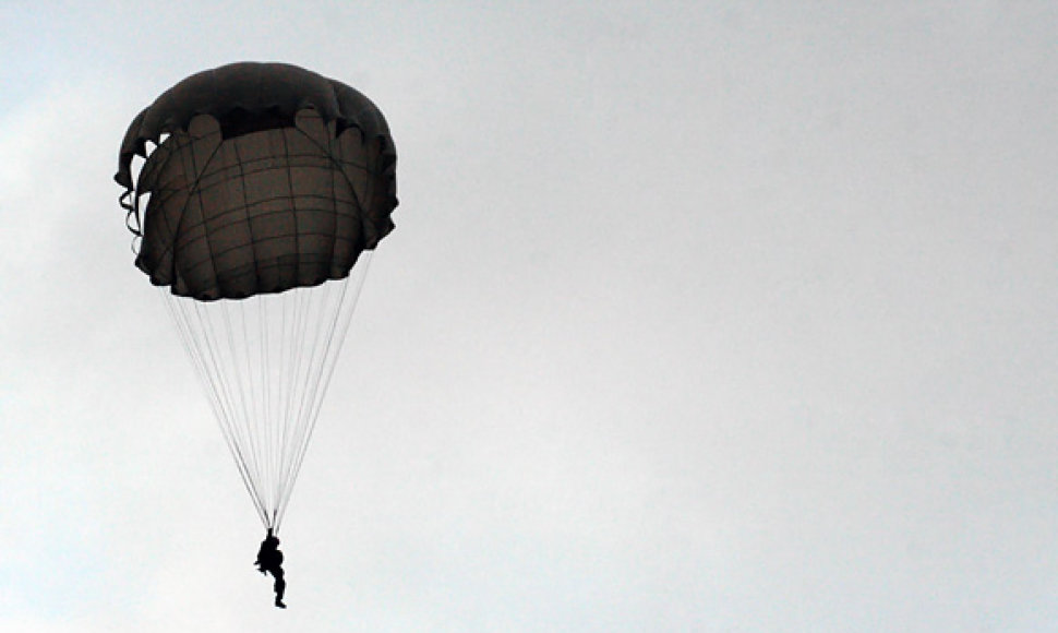 Moksleivis leidžiasi parašiutu