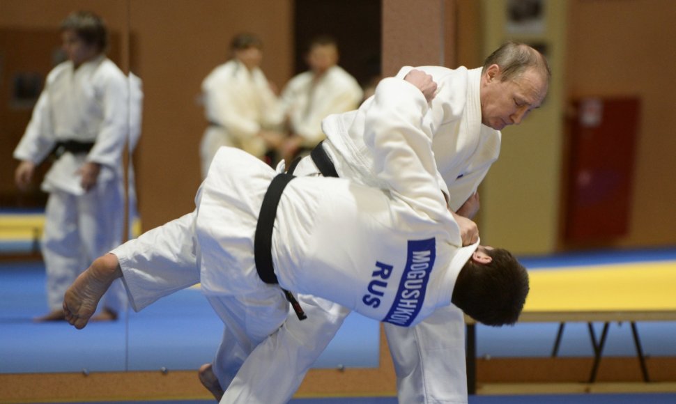 Vladimiras Putinas dziudo treniruotėje su nacionaline dziudo rinktine ir jos treneriu