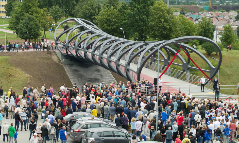 Jonavoje atidarytas naujas pėsčiųjų ir dviratininkų tiltas