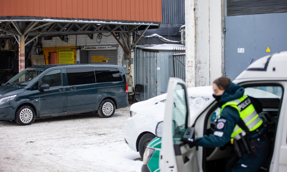 &Scaron;iaurės garažuose policija laužiasi ne tik į juos, bet ir į ten esančius seifus
