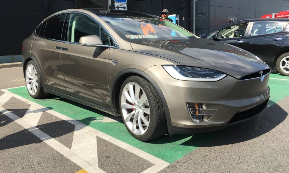 „Tesla Model X“ Vilniuje