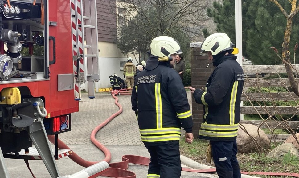 Klaipėdos rajone ugniagesiai gesino rūsyje kilusį gaisrą