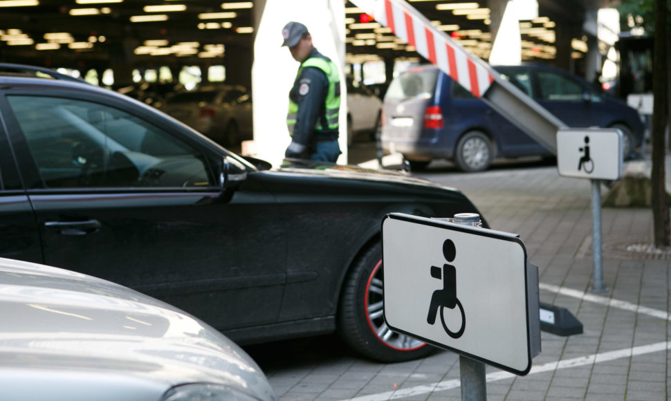 Kauno policija tikrino neįgaliųjų vietose paliktus automobilius