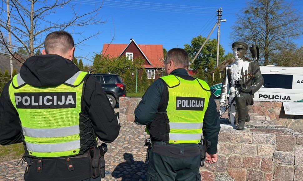 Merkinėje dažais apipiltas paminklas partizanų vadui Adolfui Ramanauskui-Vanagui