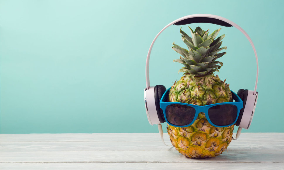 Ananasas, kuris klausosi muzikos