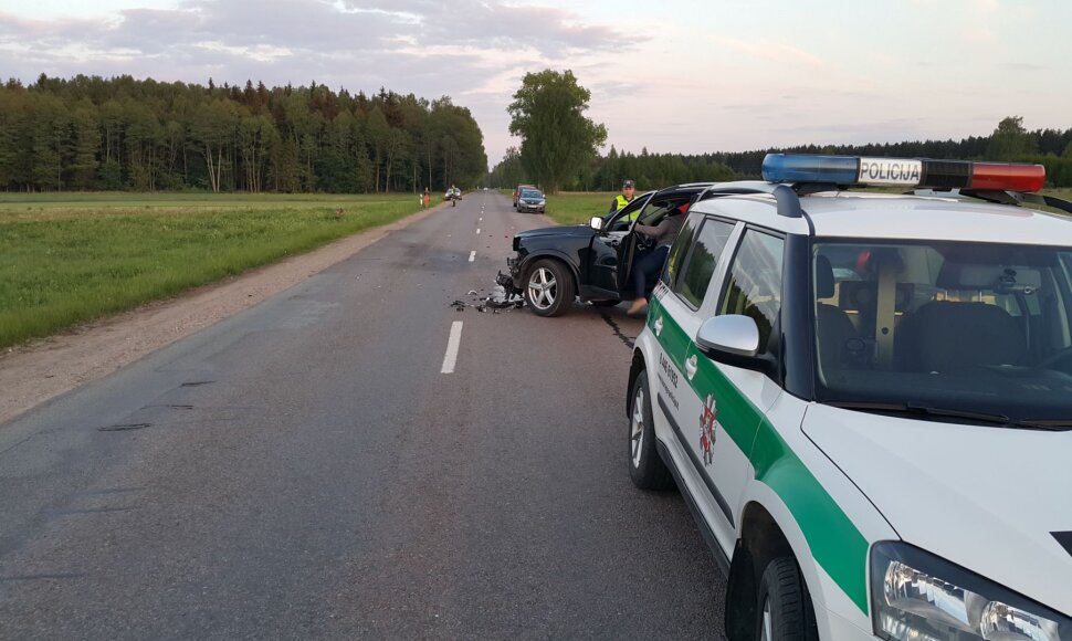 Policininkai sprunkančiam motociklininkui barikadą pastatė iš niekuo dėto „Volvo“