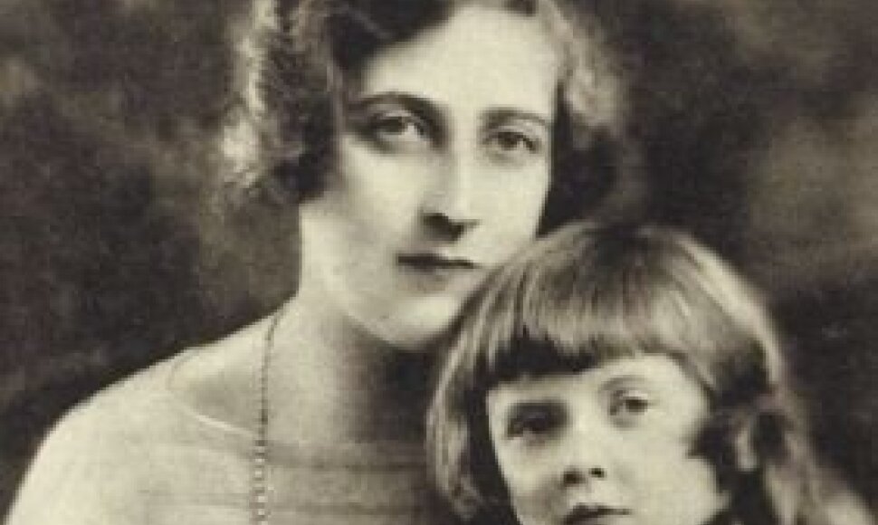 Agatha Christie su dukra Rosalind. Tai viena iš nuotraukų, kuri buvo plačiai skelbiama paieškos metu.
