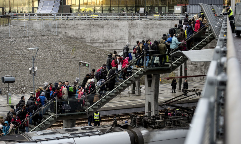 Švedijos policininkai stebi atvykstančių migrantų koloną