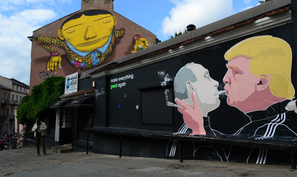 Atnaujintas grafitis su Donaldo Trumpo ir Vladimiro Putino bučiniu