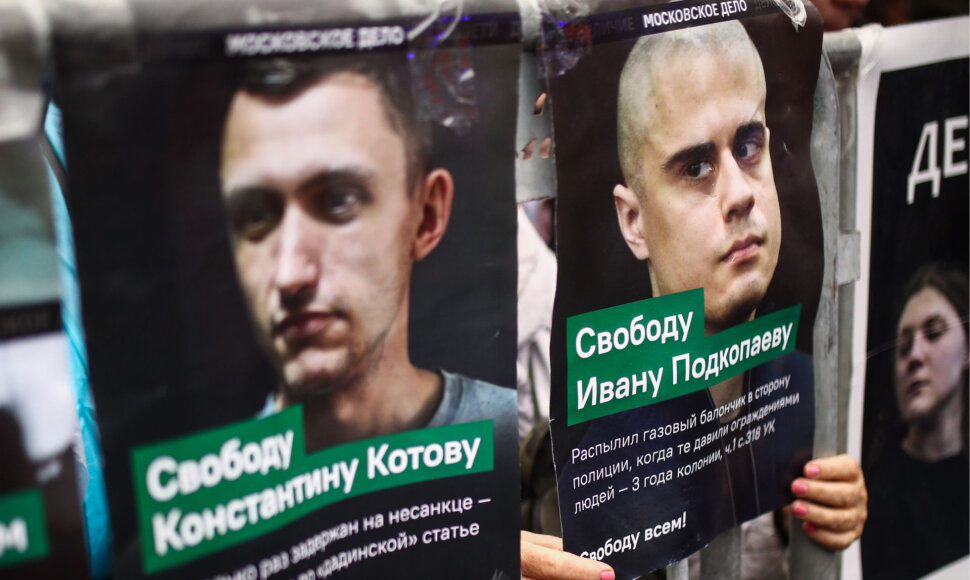 Plakatas, ant kurio – Ivanas Podkopajevas (dešinėje)
