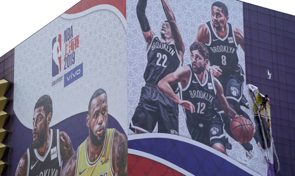 Kinijoje nukabinamas NBA rungtynes reklamuojantis plakatas 