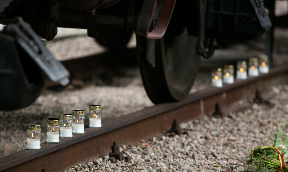 Aukų pagerbimas Naujosios Vilnios geležinkelio stoties memoriale