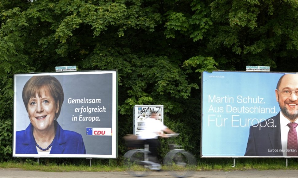 Iš rinkimų plakatų žvelgia Vokietijos kanclerė Angela Merkel ir Europos Parlamento pirmininkas Martinas Schulzas