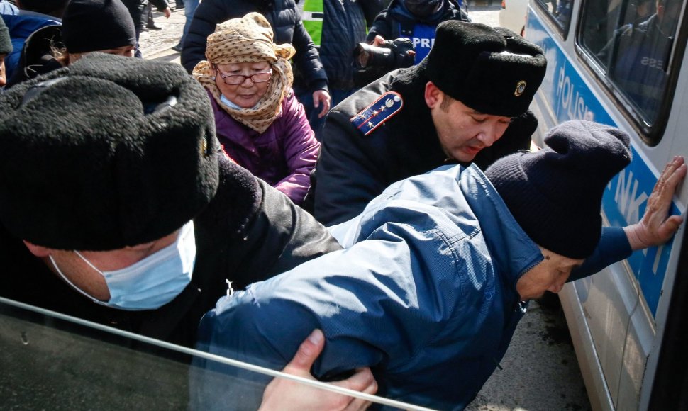 Kazachstano policija sulaiko protestuotojus.