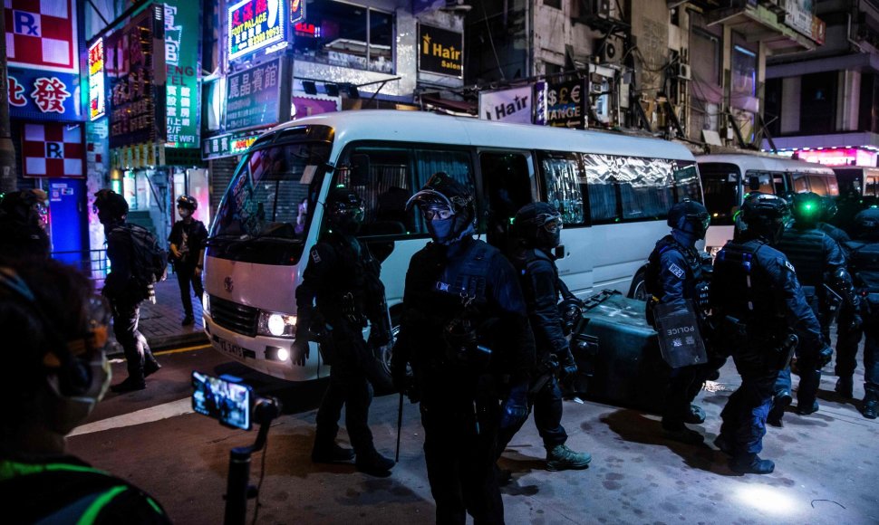 Honkonge policija susigrūmė su demokratijos šalininkais
