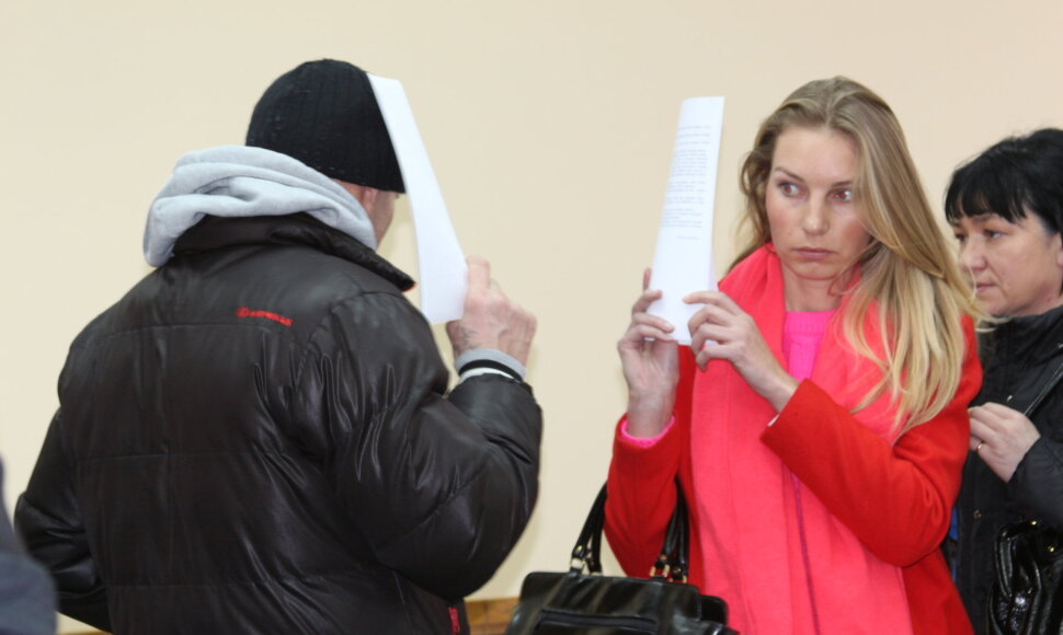 Tautiečius vogti vertę Antanas Lionikas ir Živilė Jakaitė teisme bandė slėpti savo veidus. 