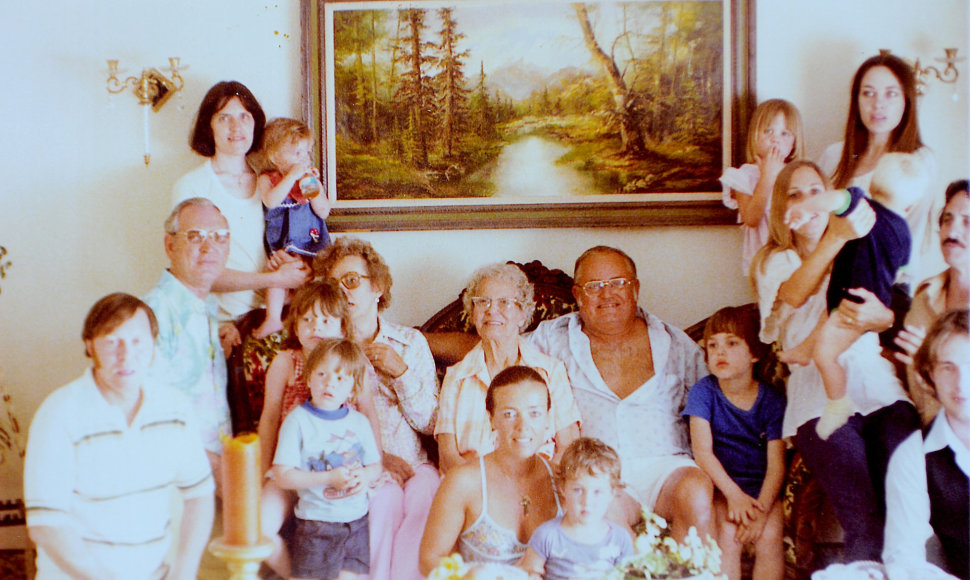 Angelinos Jolie šeima 1977 m. (aktorė dešinėje mamai ant rankų)
