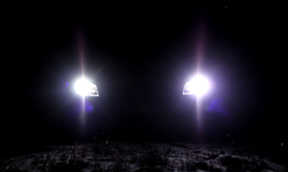 „Xenon“ šviesos: kodėl mane akina šviečiantys kitų automobilių žibintai?
