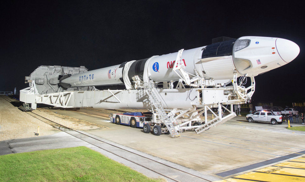 Skrydžiui paruošta „SpaceX Falcon 9“ raketa su žmonių gabenimui skirta kapsule „Crew Dragon“ 