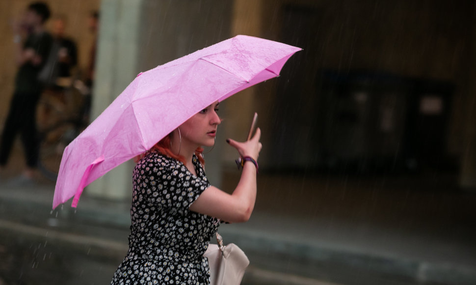Tropinis lietus nuplovė Vilniaus senamiestį