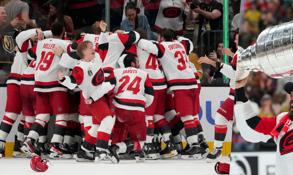 „Carolina Hurricanes“ triumfavo NHL čempionate – laimėjo Strenlio taurę.