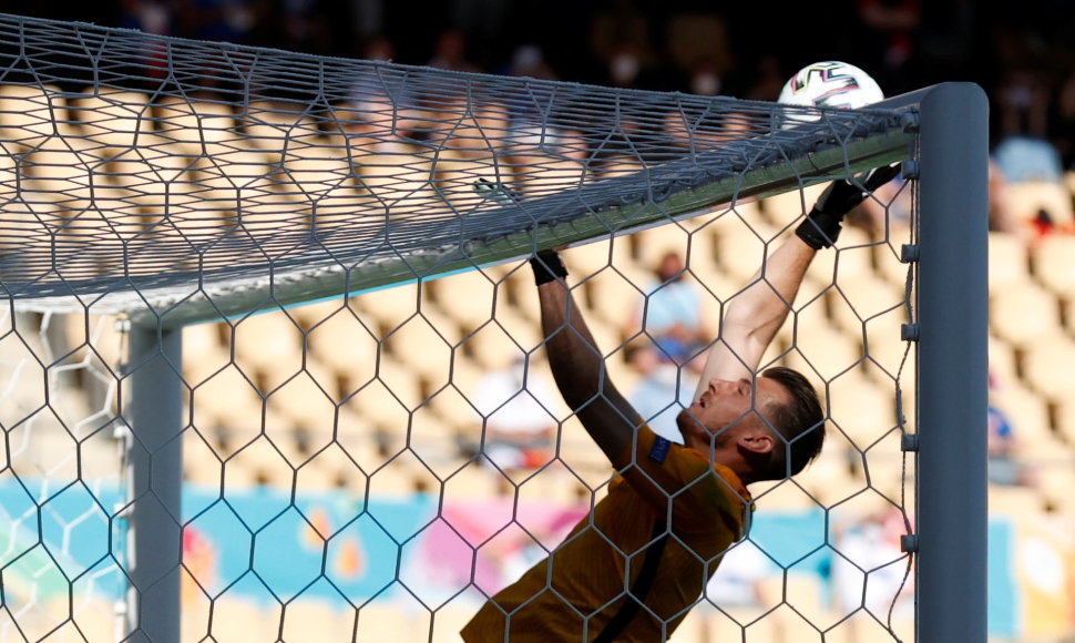 Martinas Dubravka įsimetė kamuolį į savo vartus per 0:5 pralaimėtą mačą Ispanijai.