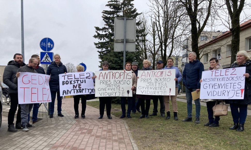 Antkopčio gyventojai penktadienį piketo vietai pasirinko Gargždus, gatvę prie „Tele2“ salono. Žada kad kitas piketas bus Vilniuje.