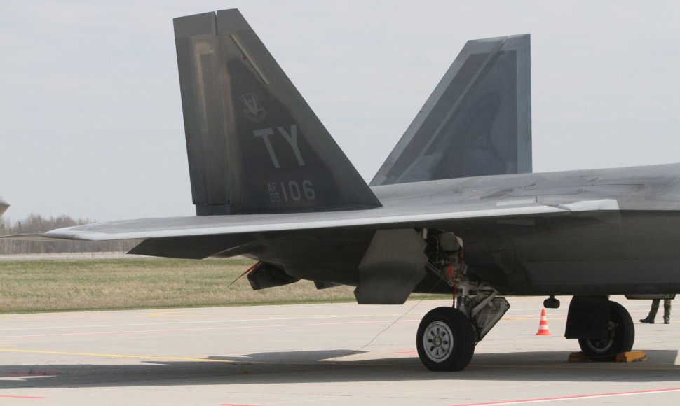 Lietuvos kariniame aerodrome - JAV naikintuvai „F-22 Raptor“