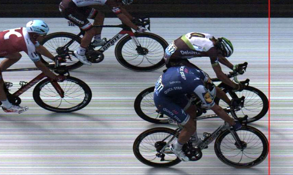 „Tour de France“ septintojo etapo finišas: vokietis M.Kittelis (dešinėje žemiau) ir norvegas E.B.Hagenas (dešinėje aukščiau).