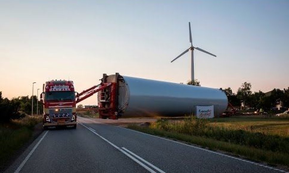 volvo-trucks-how-to-haul-a-150-tonne-windmill